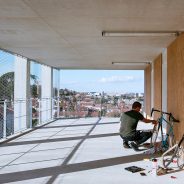 Deux architectes Lacaton & Vassal rénovent les anciennes barres et les tours et font des logements modernes