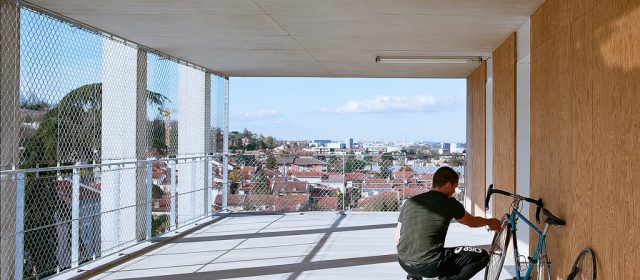 Deux architectes Lacaton & Vassal rénovent les anciennes barres et les tours et font des logements modernes