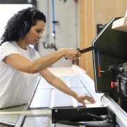 Parcours atypique d’une pharmacienne brésilienne devenue menuisier en France