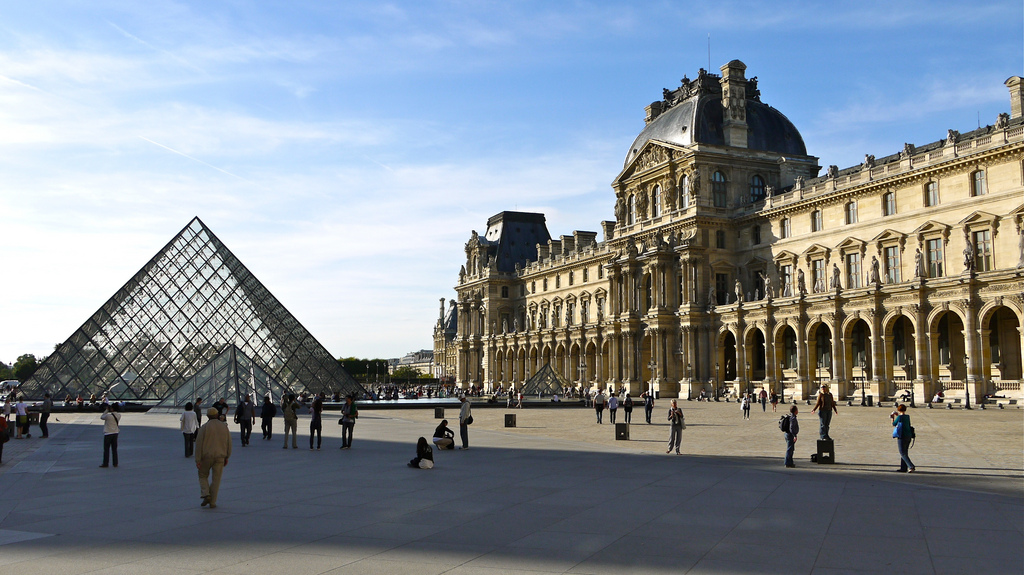 France, Paris, le Palais du Louvre : la pyramide et l'aile Richelieu construite sous Napoléon III