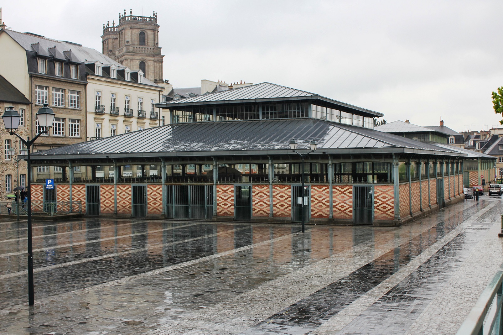 photo de Rennes Halles Martenot sous la pluie